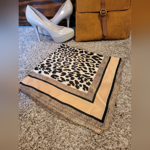 Leopard print scarf - Picture 3 of 10